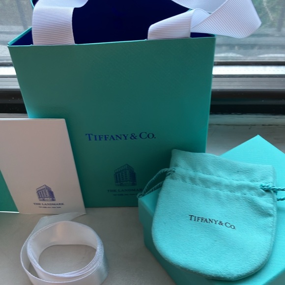 SOLD! Tiffany & Co “The landmark” full set pouch, box, bag, card, ribbon! 🩵 - Picture 3 of 8